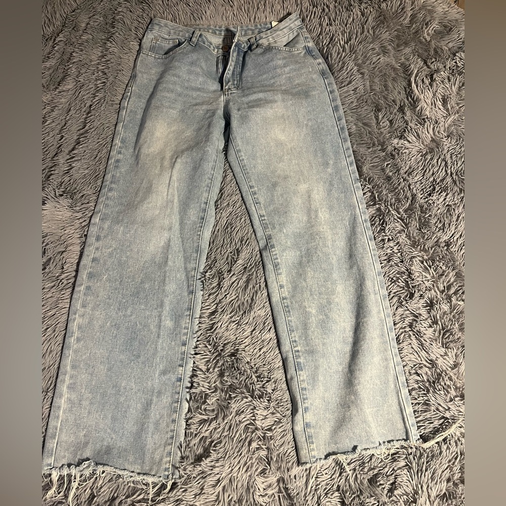 Women’s light wash blue jeans